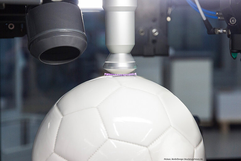 Plasmabehandlung eines Fußballs vor dem Digitaldruck